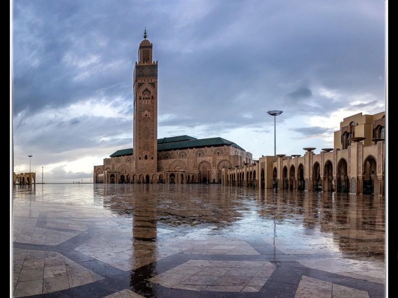 Hasaan_II_Mosque_view_from_courtyard_Casablance_Morocco