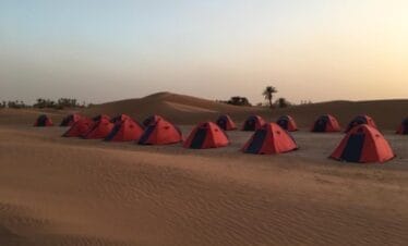 Las contrafuertes del djebel Bani y las dunas del erg Mhazile