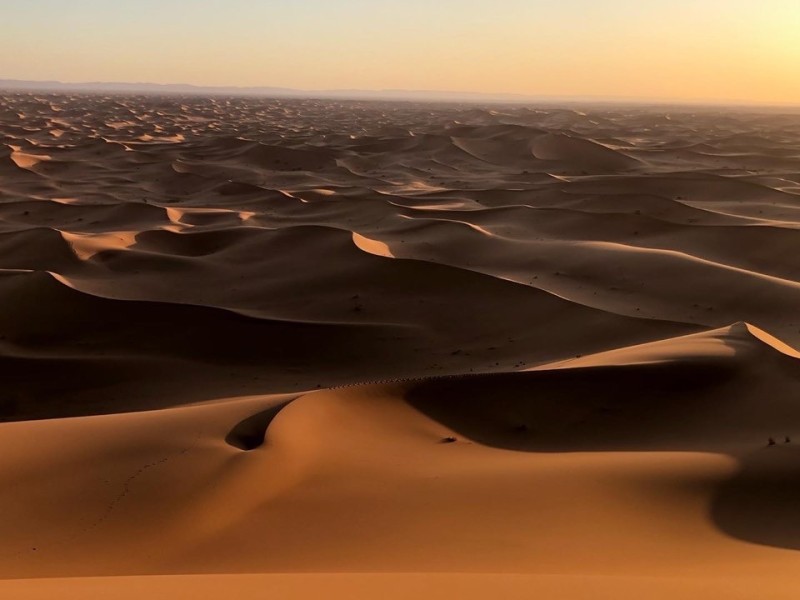 marcher_dans_les_dunes_au_maroc